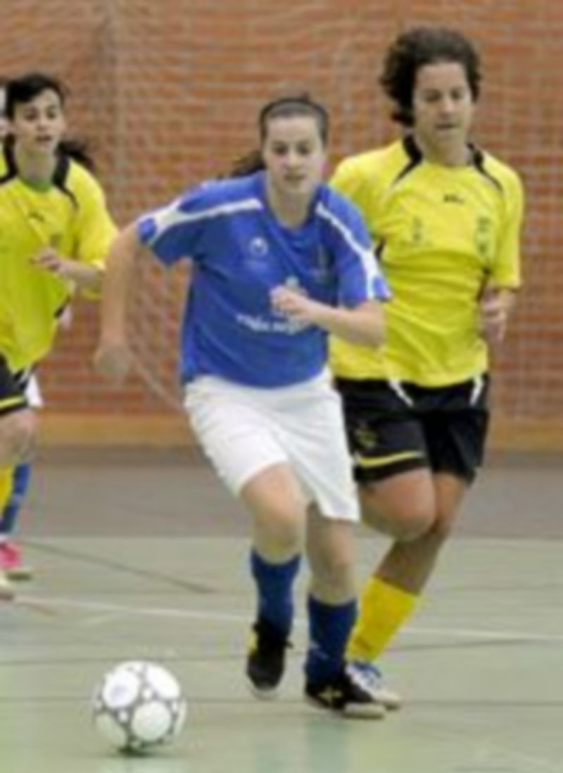 La segoviana Patri se escapa por la banda con el balón controlado dejando atrás a la madrileña Conchi. / Alberto Benavente