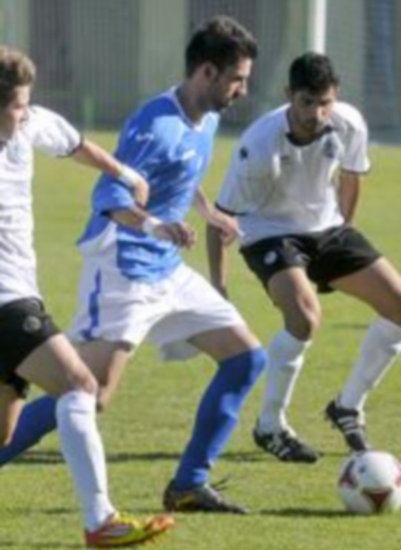 El segoviano Otero se escapa con el balón controlado entre dos jugadores del Salamanca B. / Alberto Benavente