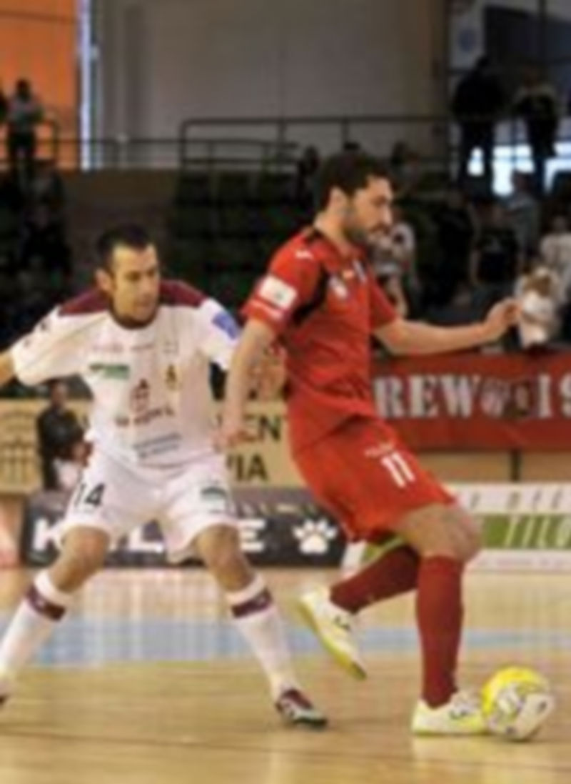 Fabián trata de robarle el balón a un jugador del Puertollano en un partido anterior. / Juan Martín