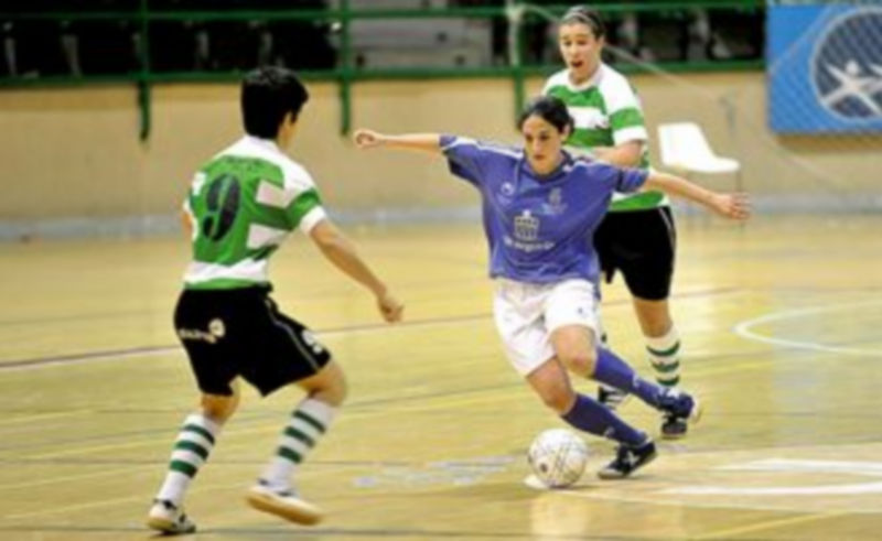 Una de las jugadoras del Unami haciendo un regate en uno de los partidos disputados la temporada pasada. / Kamarero