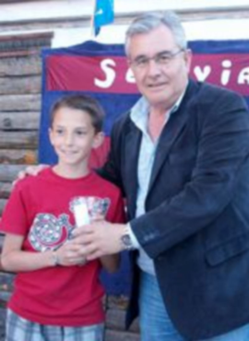 Fernando Correa entrega su premio a Miguel Guerrero