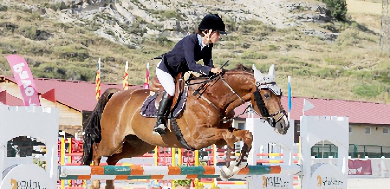 Uno de los participantes en un concurso de saltos en el Centro Ecuestre