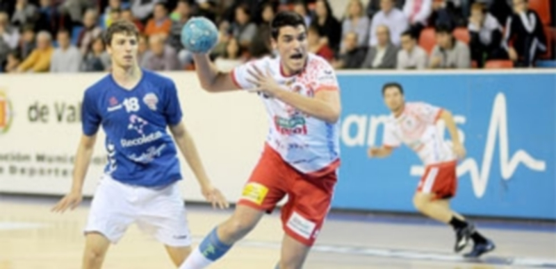 El Balonmano Nava espera asegurar la mayor cantidad de puntos posibles en casa. / EL ADELANTADO