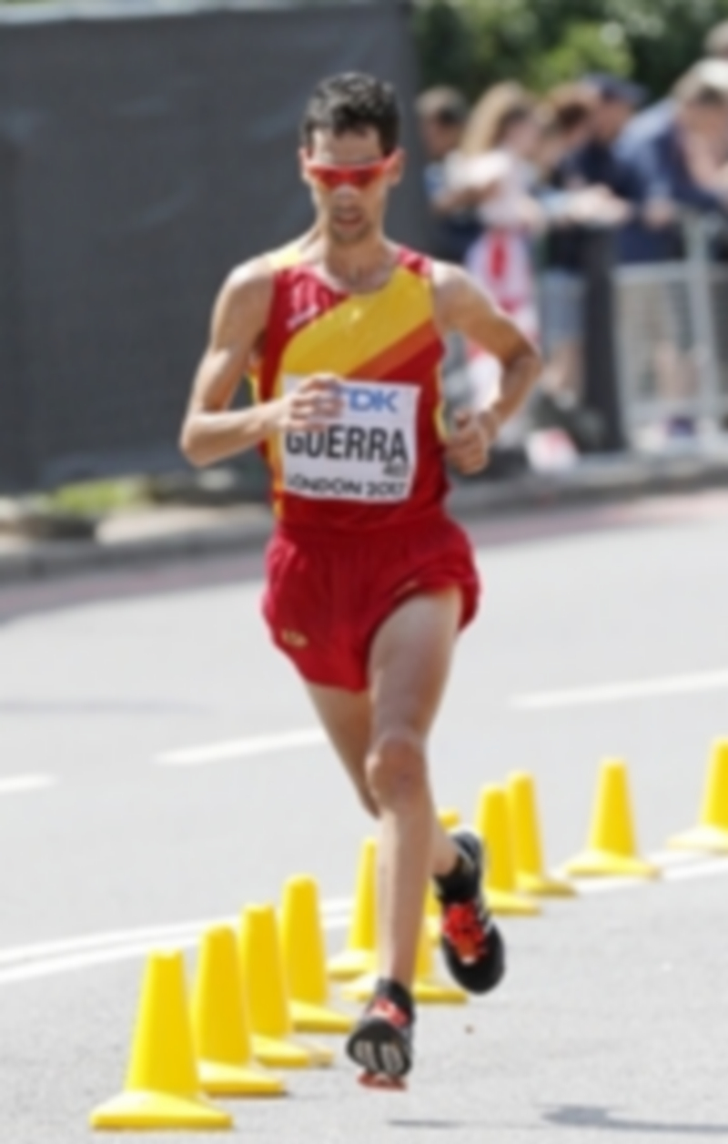 El atleta segoviano Javi Guerra durante su participación en la prueba de maratón del Mundial de Londres. /efe
