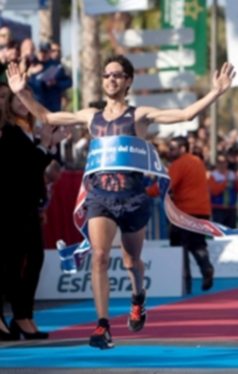 El atleta Javi Guerra en el momento de su llegada a meta durante una carrera celebrada en Santa Pola. / FOTÓGRAFOS ELCHE