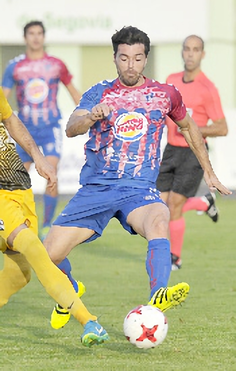 A por la sorpresa 11 Domingo presiona a un rival durante el encuentro que la Segoviana disputó el miércoles frente a la Ponferradina. / KAMARERO
