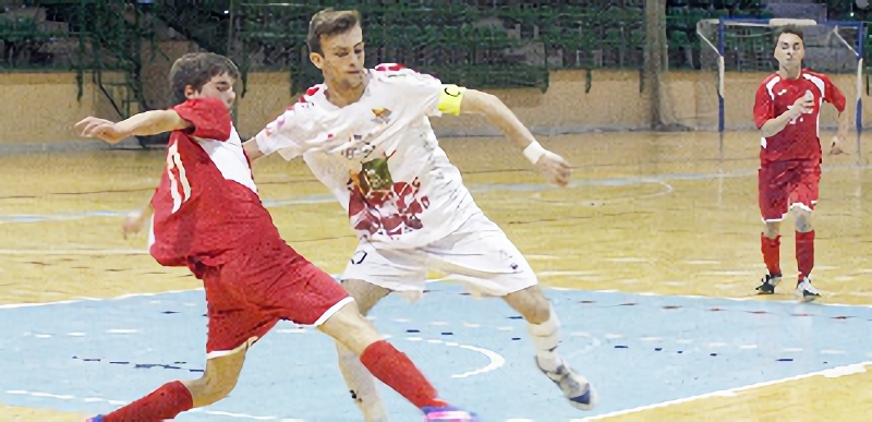 Diez de diez 1 El jugador del CD Tres Columnas Óscar roba un balón al capitán del Naturpellet Segovia Sancris. / NEREA LLORENTE