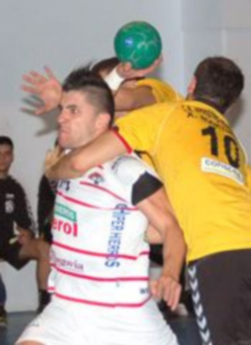 La defensa del club valenciano encontró más que dificultades para neutralizar la presión del ataque navero. / A. Marugan