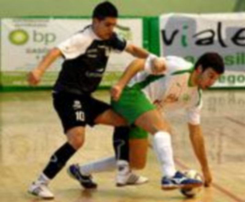 El jugador pacense Nene derriba al valverdano Tabanera durante el encuentro de ayer. /Alberto Benavente