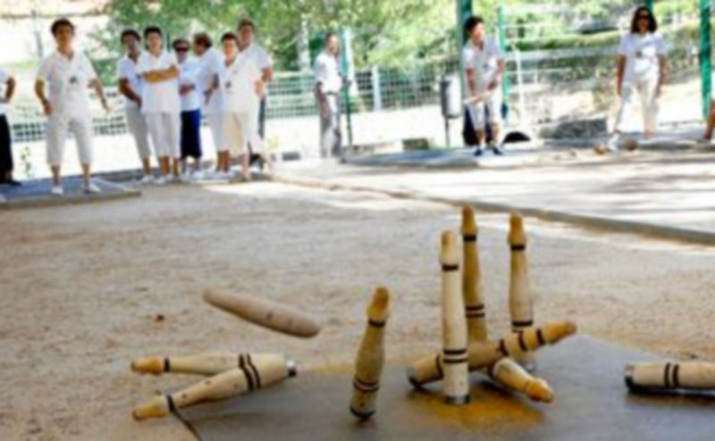 Instante de la competición de bolos femeninos