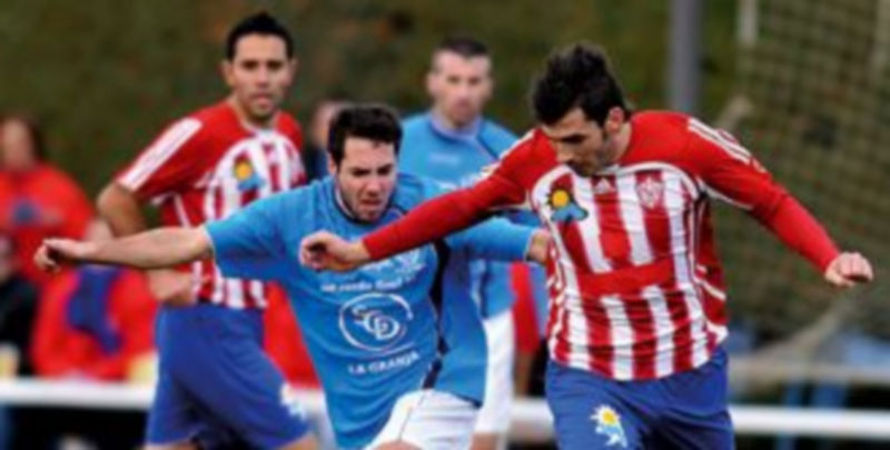 Nacho persigue a un jugador del Atlético Bembibre en la imagen correspondiente al partido de ida./ Juan Martín