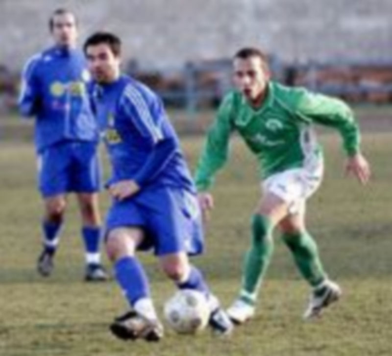 Un jugador cuellarano conduce la pelota en el partido ante el San José. /G. Gómez