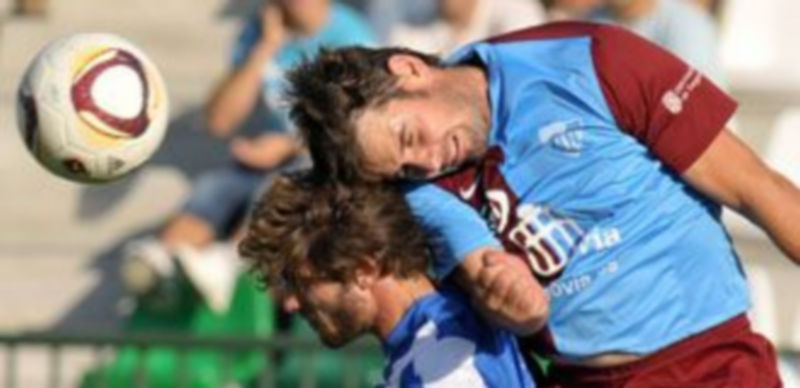 Anel supera de cabeza a un contrario. / Juan Martín