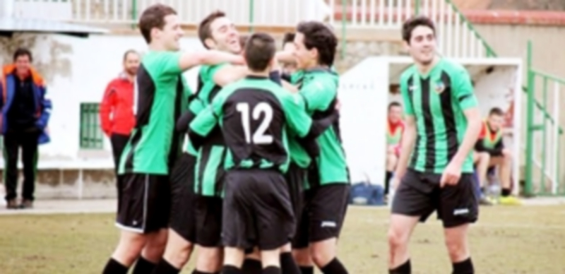 Los jugadores de la UD El Espinar San Rafael celebran un gol durante un encuentro de la pasada temporada. / UD EL ESPINAR SAN RAFAEL