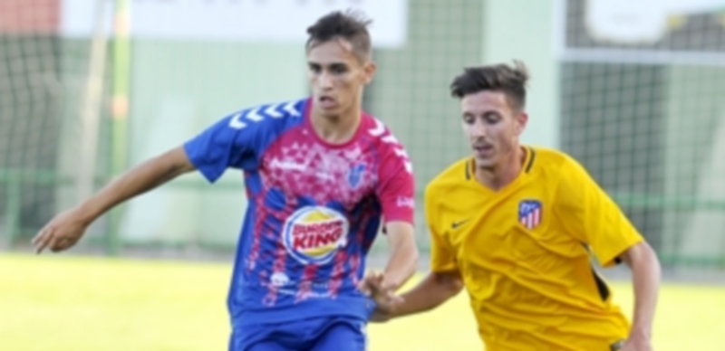 Un contrincante conocido 1 El jugador gimnástico Guille durante el partido del pasado sábado contra el Atlético de Madrid B. / KAMARERO