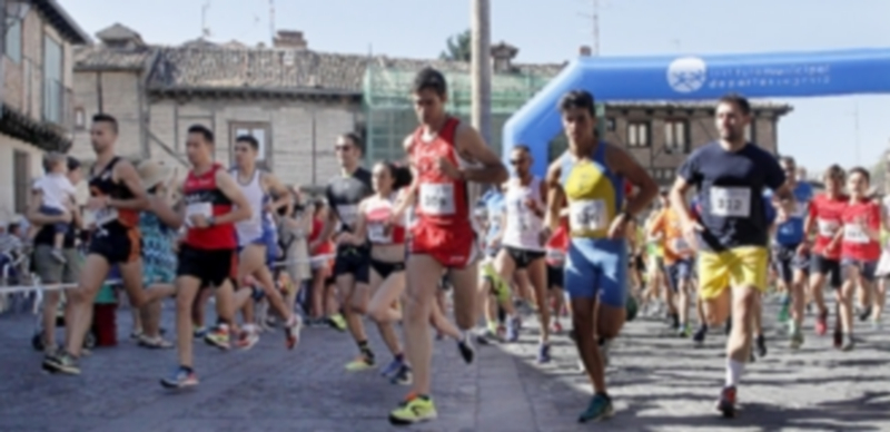 Momento de la salida que dio comienzo en la plaza del barrio de San Lorenzo a la carrera de la categoría de mayores. / Nerea Llorente