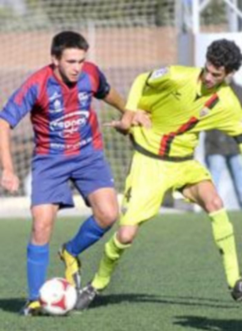 Jugada del encuentro entre los filiales de la Segoviana y el Mirandés. / A. B.