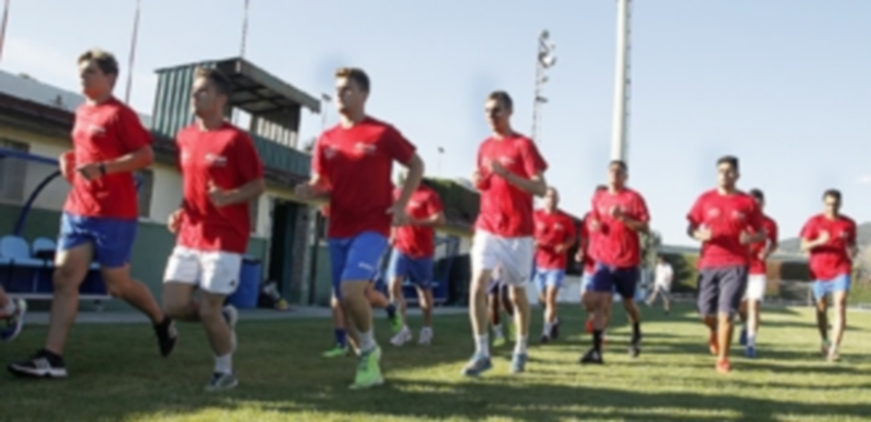 Con el punto de mira alto 1 Los jugadores del CD La Granja se ejercitan en la primera sesión de la pretemporada sobre el césped del campo de El Hospital. / NEREA LLORENTE