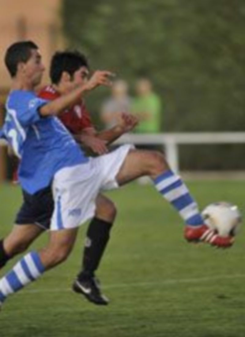 El granjeño Saúl adelanta la pierna para llegar al balón. / Kamarero