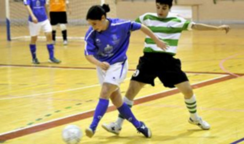 Una jugadora del Unami se escapa por la banda con el balón controlado. /Kamarero