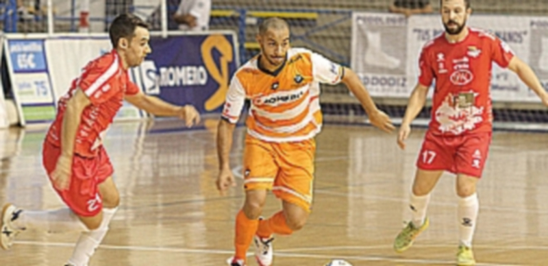 La clásica derrota en Primera 1 Sergio trata de impedir el avance del jugador del Plásticos Romero mientras Buitre observa la acción. / LA OPINIÓN DE MURCIA