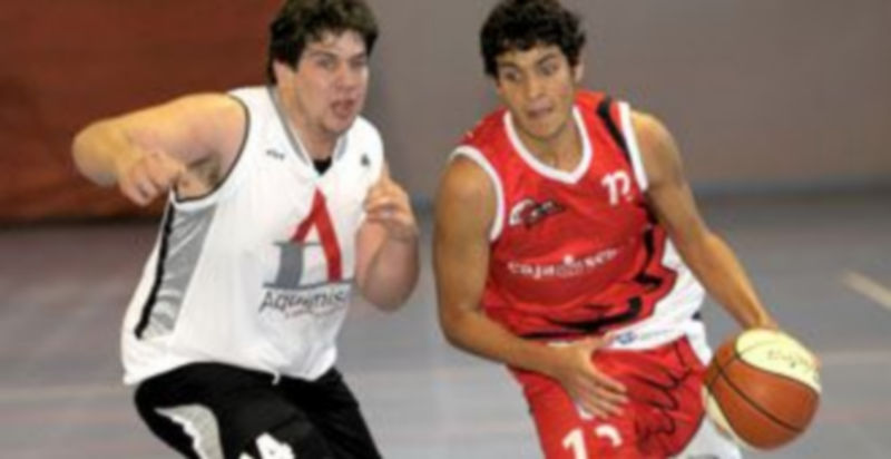 Imagen de un encuentro anterior del CD Base Caja Segovia en el pabellón Emperador Teodosio. / Kamarero