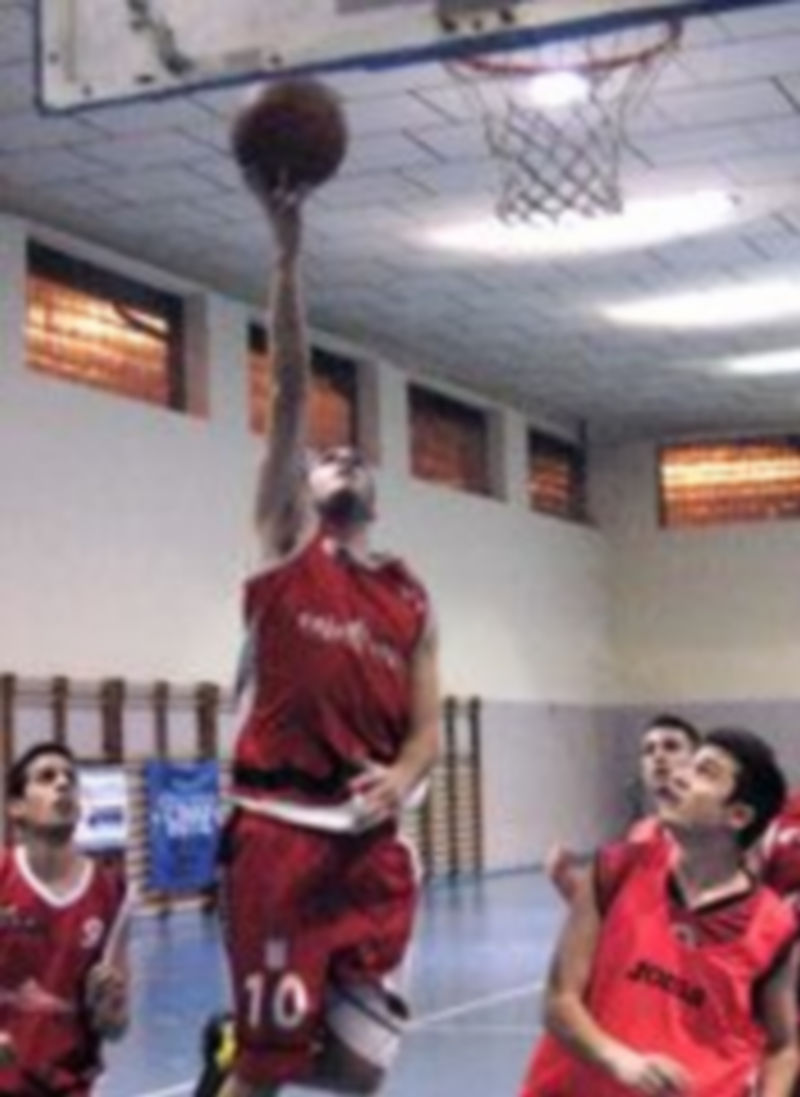 Jorge González se eleva hacia la canasta