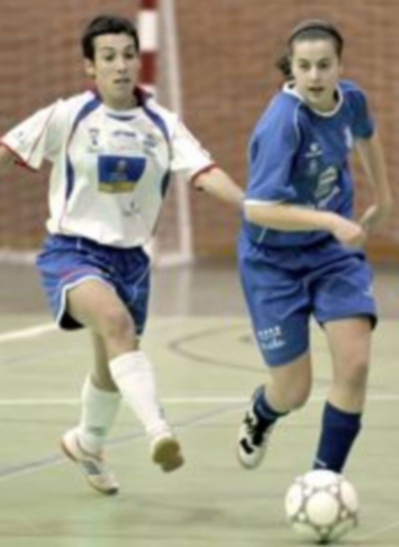 La segoviana Patri (derecha) corre junto a una rival del Telde. / Juan Martín