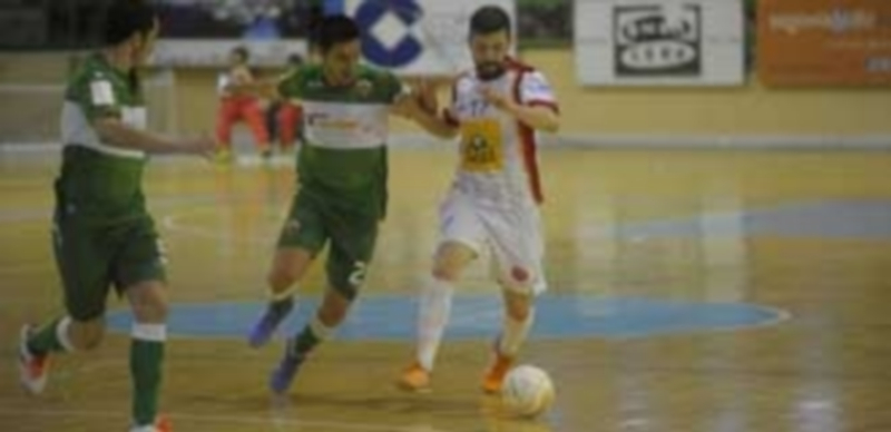 Buitre persigue la posesión del esférico ante el Elche durante el primer partido de la primera ronda del play off de ascenso a Primera