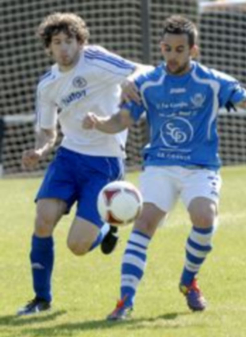 El cuellarano Demi y el granjeño Kike observan el balón en una jugada del partido de ayer. / Alberto Benavente
