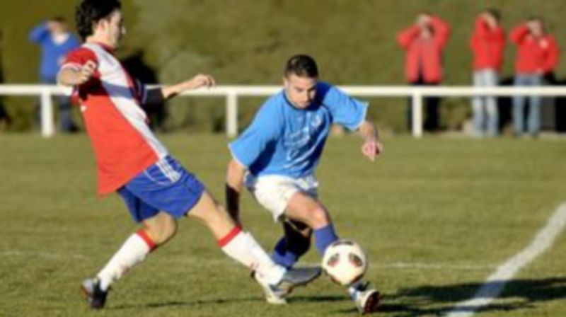 El lateral granjeño Ruso se escapa de un rival del Bosco de Arévalo durante el partido de ayer. / Alberto Benavente