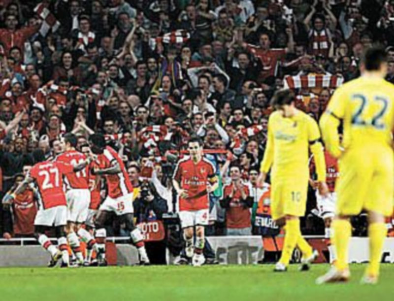 Los judadores del Arsenal celebran su tercer gol