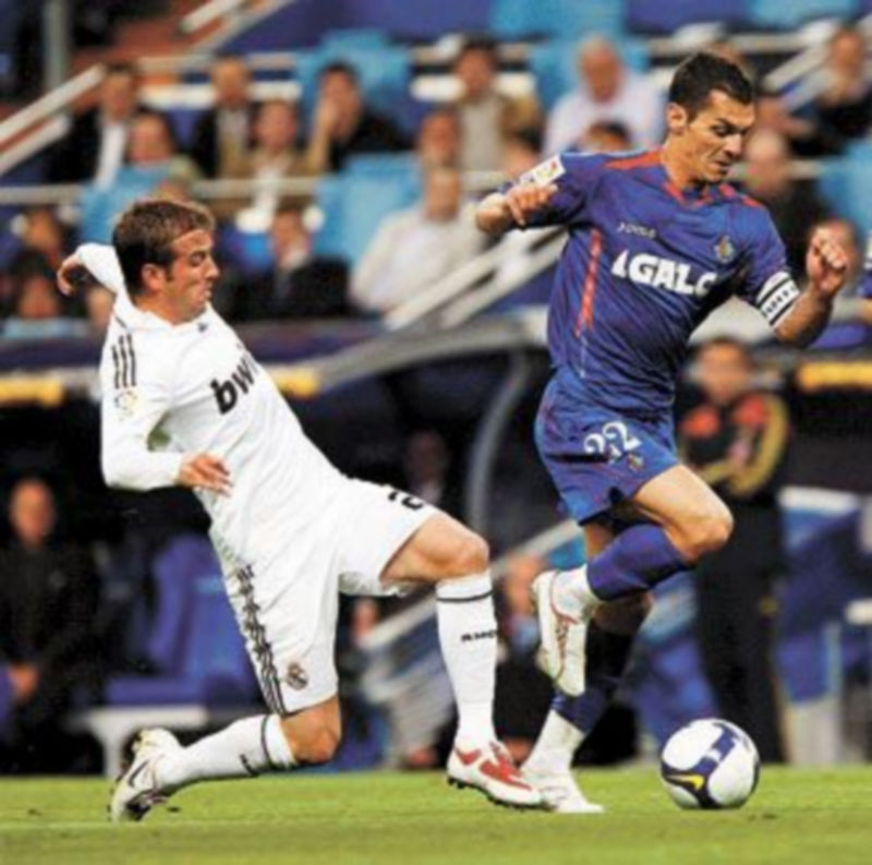 Van der Vaart intenta arrebatar el cuero a Casquero. / EFE