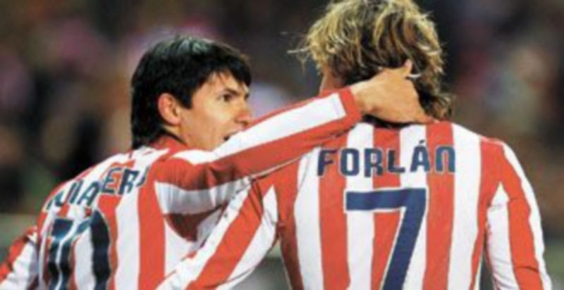 Agüero y Forlán se abrazan tras el tanto anotado por el delantero uruguayo. / Efe