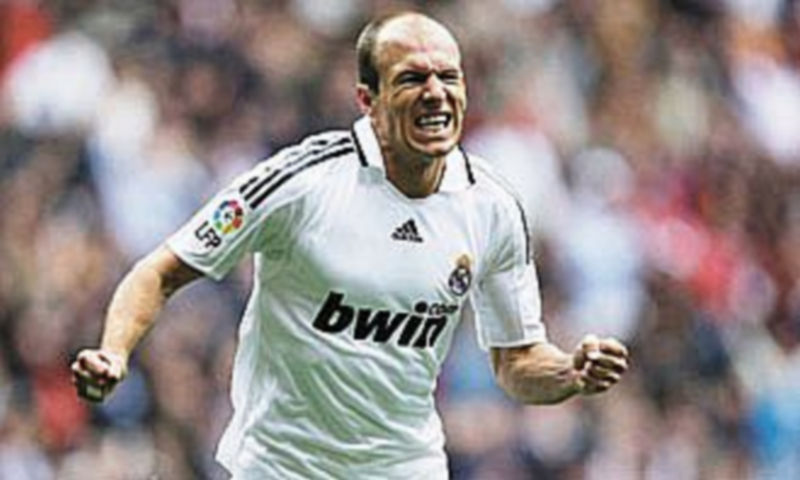 Arjen Robben festeja el segundo tanto del conjunto blanco ante el Valladolid en el Bernabéu. / Juan Medina (Reuters)