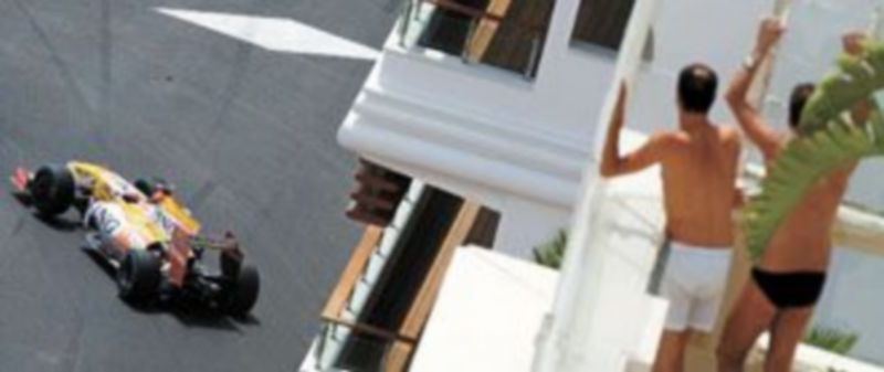 Los carrera más glamourosa de la temporada permite ver a gente tomando el sol en las terrazas mientras ve pasar a los pilotos. / Reuters