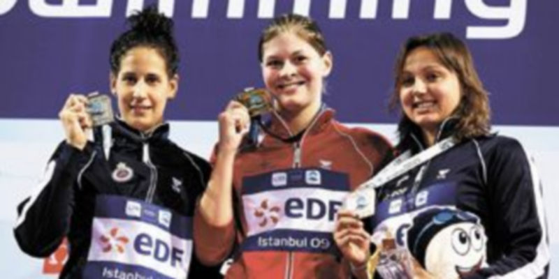 Erika Villaécija (i) solo fue superada en la final de los 800 libre por la danesa Lotte Friis. / Murad Sezer (reuters)