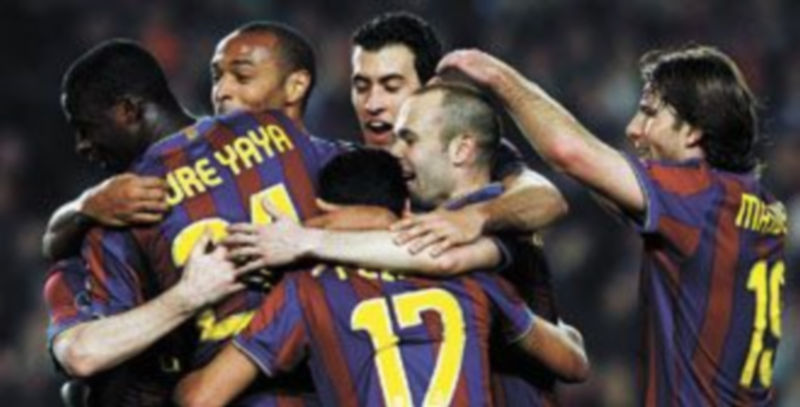 Los jugadores del Barcelona celebran el tanto de Pedro
