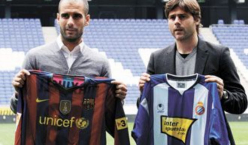 Pep Guardiola y Mauricio Pochettino cumplieron con la tradición de posar con las camisetas antes del derbi barcelonés. / Efe