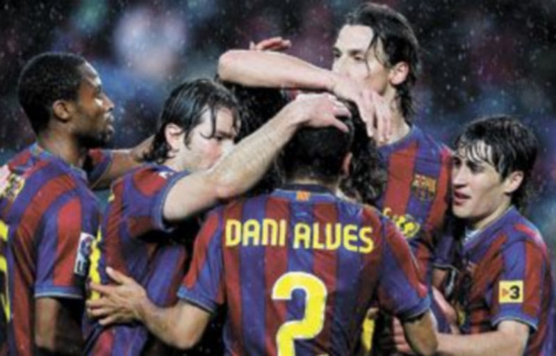 Los jugadores del Barcelona celebran su primer gol