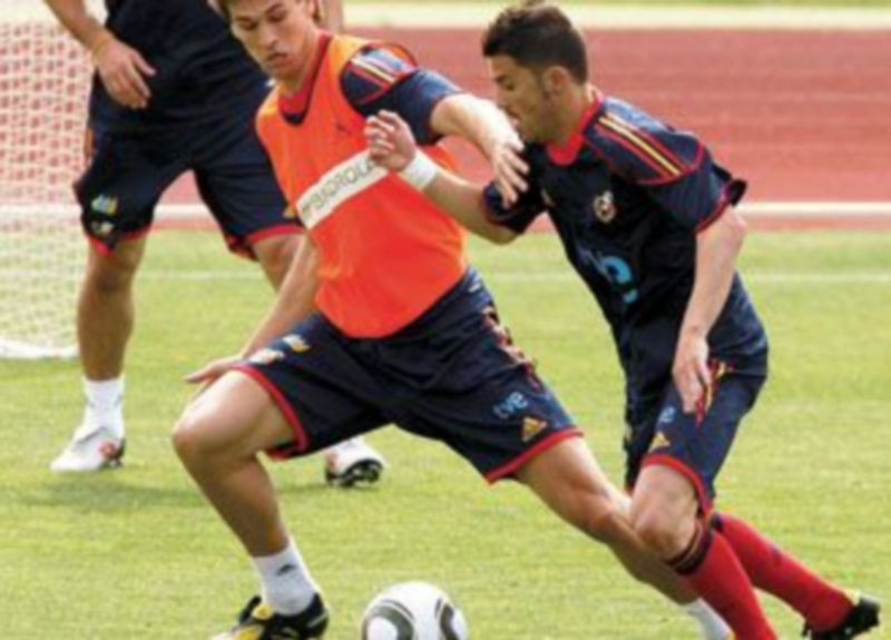 Fernando Llorente lucha por el balón con David Villa. Ambos también pelean por un puesto en el once inicial. / Efe