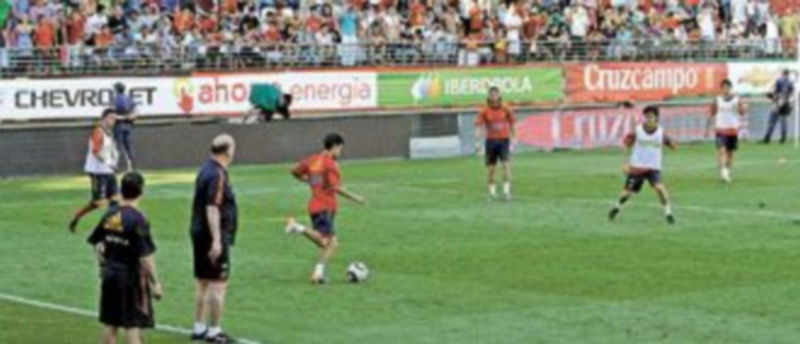 La selección española estuvo arropada durante su entrenamiento por el público murciano. / Efe