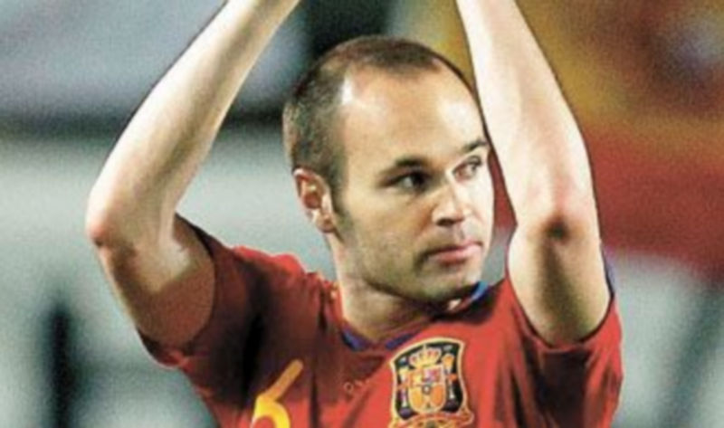Iniesta tuvo que retirarse en el amistoso ante Polonia. / Efe
