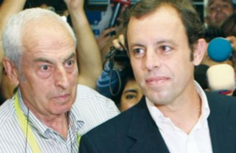 Sandro Rosell acudió acompañado de su padre a votar. / A. Olivé (Efe)