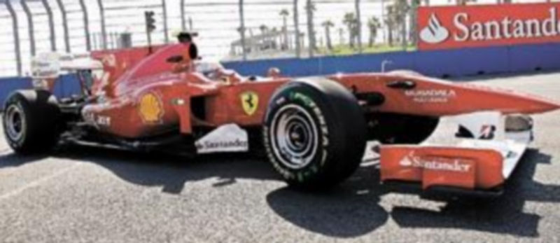 El Ferrari de Alonso lleva incorporadas algunas evoluciones y eso se notó sobre el asfalto. / Armando Babani (Efe)