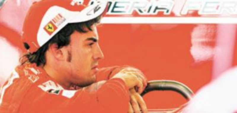 Alonso descansa en el garaje del equipo durante los primeros entrenamientos libres. / Felipe Trueba (Efe)