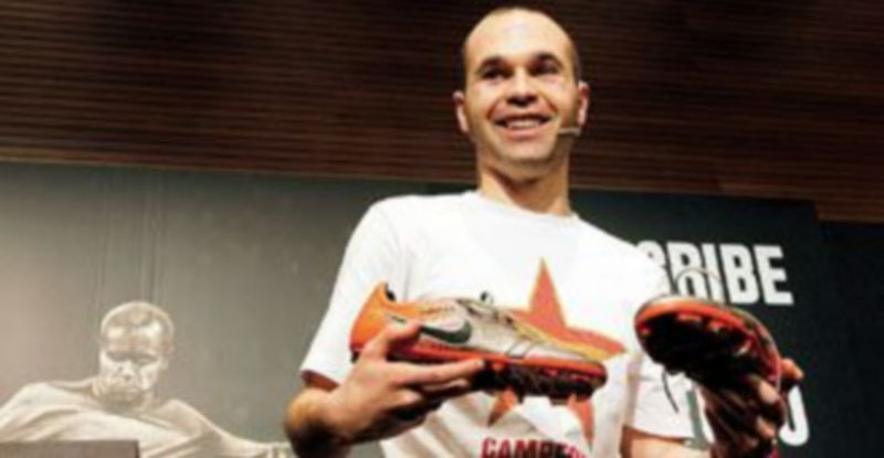 El centrocampista internacional Iniesta