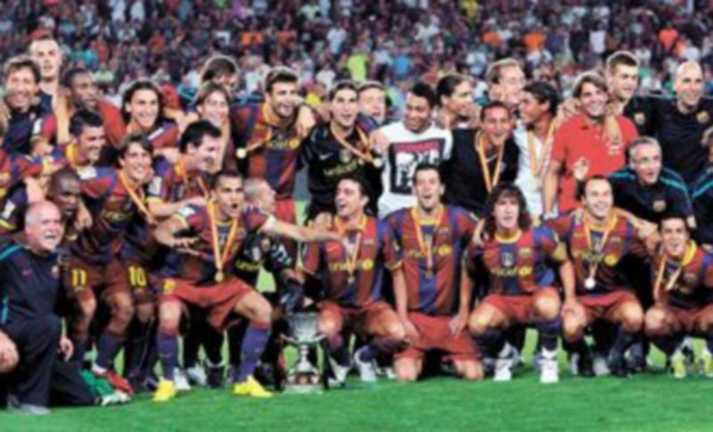 Los jugadores y el cuerpo técnico del Barcelona posan con la Supercopa de España tras vencer al Sevilla. / Albert Olivé (Efe)