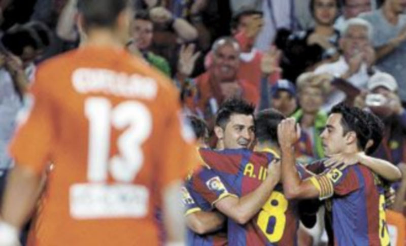Los jugadores del Barcelona celebran el gol del equipo blaugrana