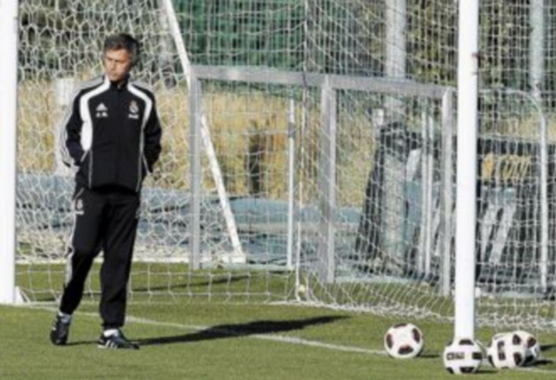 Mourinho dirigió la última sesión antes de medirse al conjunto cántabro en el Bernabéu. / Ballesteros (Efe)